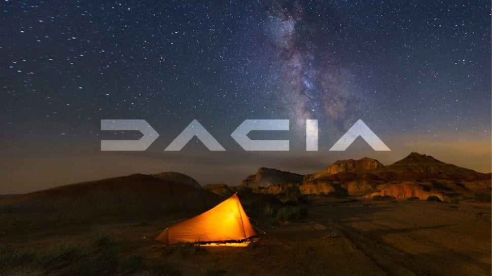 Het nieuwe dacia-logo met een avontuurlijke achtergrond