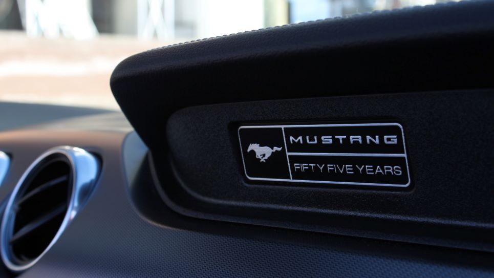 Mustang Fiftyfive anniversary badge in interieur