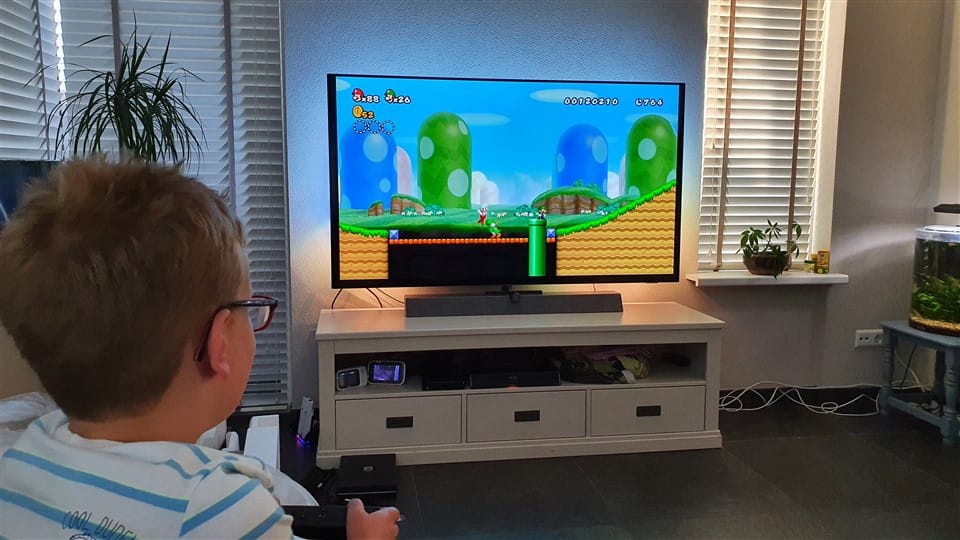 Mario Bros op 65 inch tv