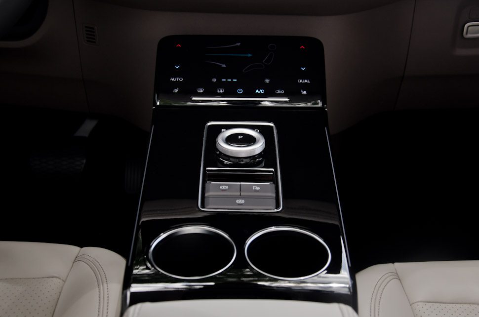 Middenconsole Aiways U5 Premium, met klapscherm, bediening airconditioning, airco, transmissie draaischijf, drive selector