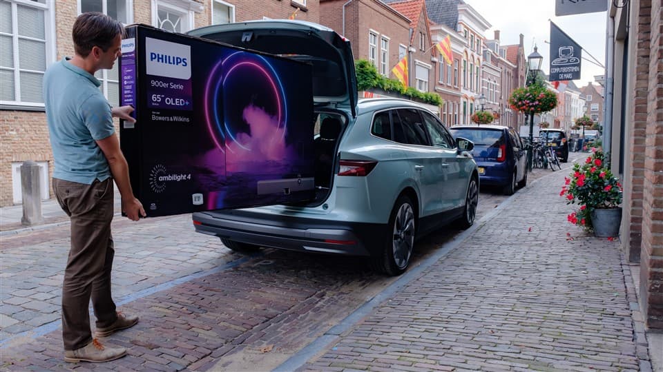 Philips OLED+ 65 inch achterin Skoda Enyaq