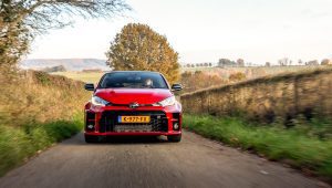 Toyota GR Yaris in het Zuid-Limburgse landschap