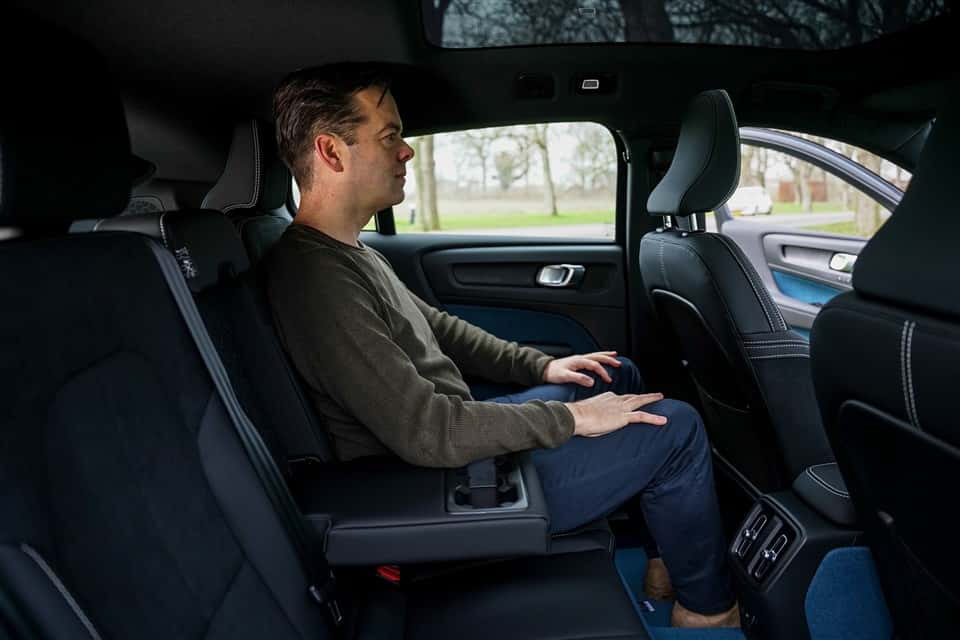 persoon op achterbank Volvo C40