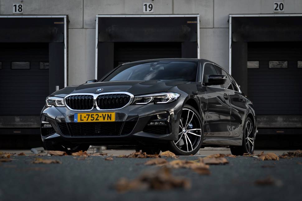 De BMW 330e xDrive is stoer