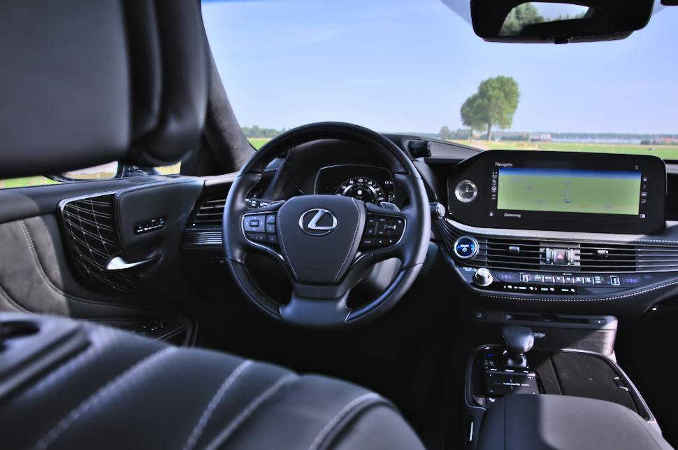 Interieur, cockpit, stuurwiel Lexus LS