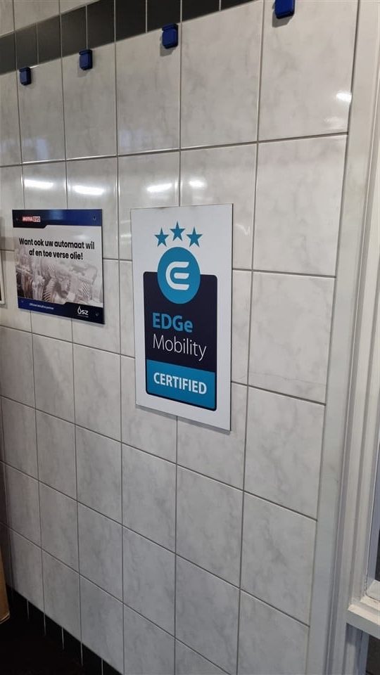 EDGe Mobility certificaat op de muur bij DK Garagebedrijf 