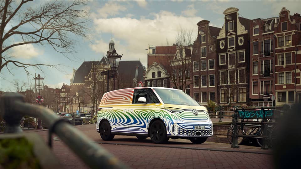 voorkant en zijkant Volkswagen ID.Buzz in Amsterdam