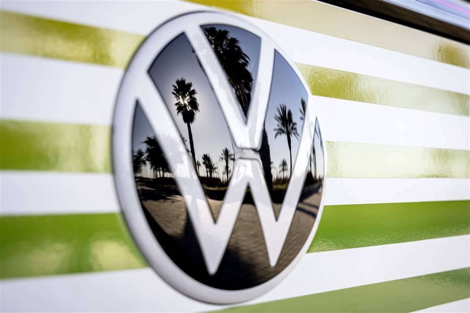 Volkswagen logo op de neus