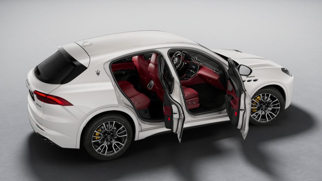 Witte auto, rood interieur, deuren open, Maserati