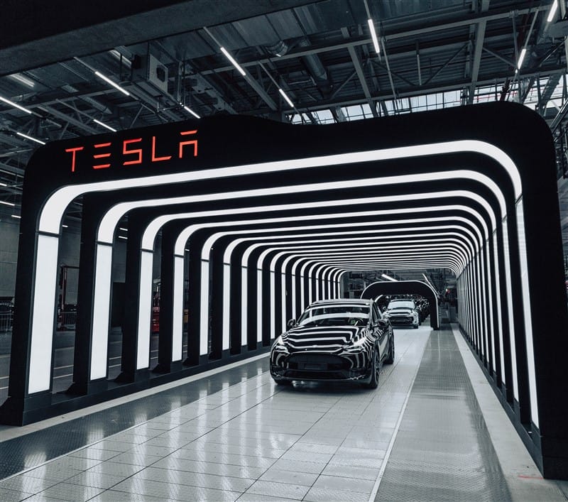 zwarte Tesla Model Y in lichtstraat Gigafabriek Duitsland Berlijn 