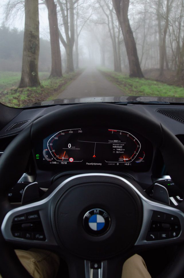 Cockpit view BMW 420i op mistige laan