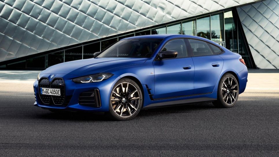 BMW I4, blauw, zwarte voorgrond