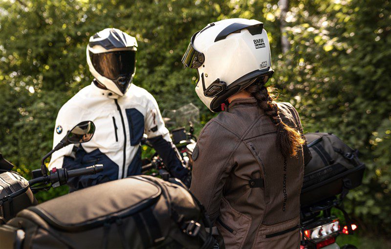 twee motorrijders met BMW helm bij motorfiets