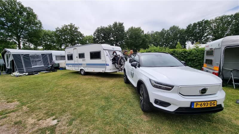 caravan en elektrische auto op vakantie