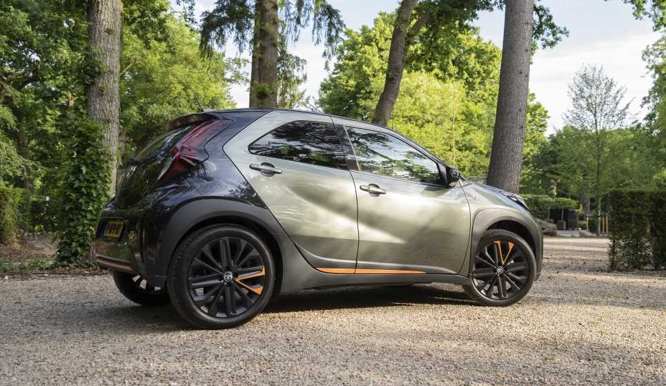 Toyota Aygo X in het bos