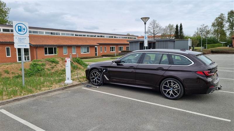 BMW 5 Serie touring opladen op vakantie in Denemarken bij Orstad