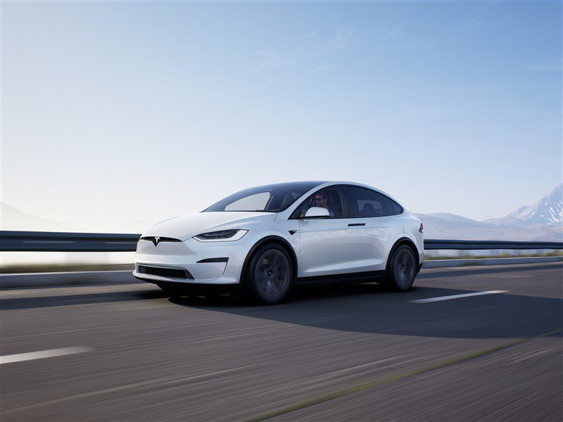 witte Tesla Model X voorkant rijdend