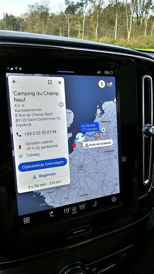 Google Maps in de Volvo C40 geeft laadstops aan