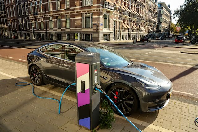 Dit zijn de voordelen van elektrisch rijden in Amsterdam