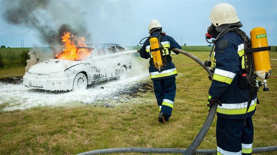 Brandweer blust autobrand