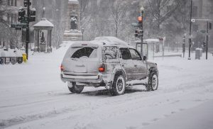 SUV rijdend door de sneeuw