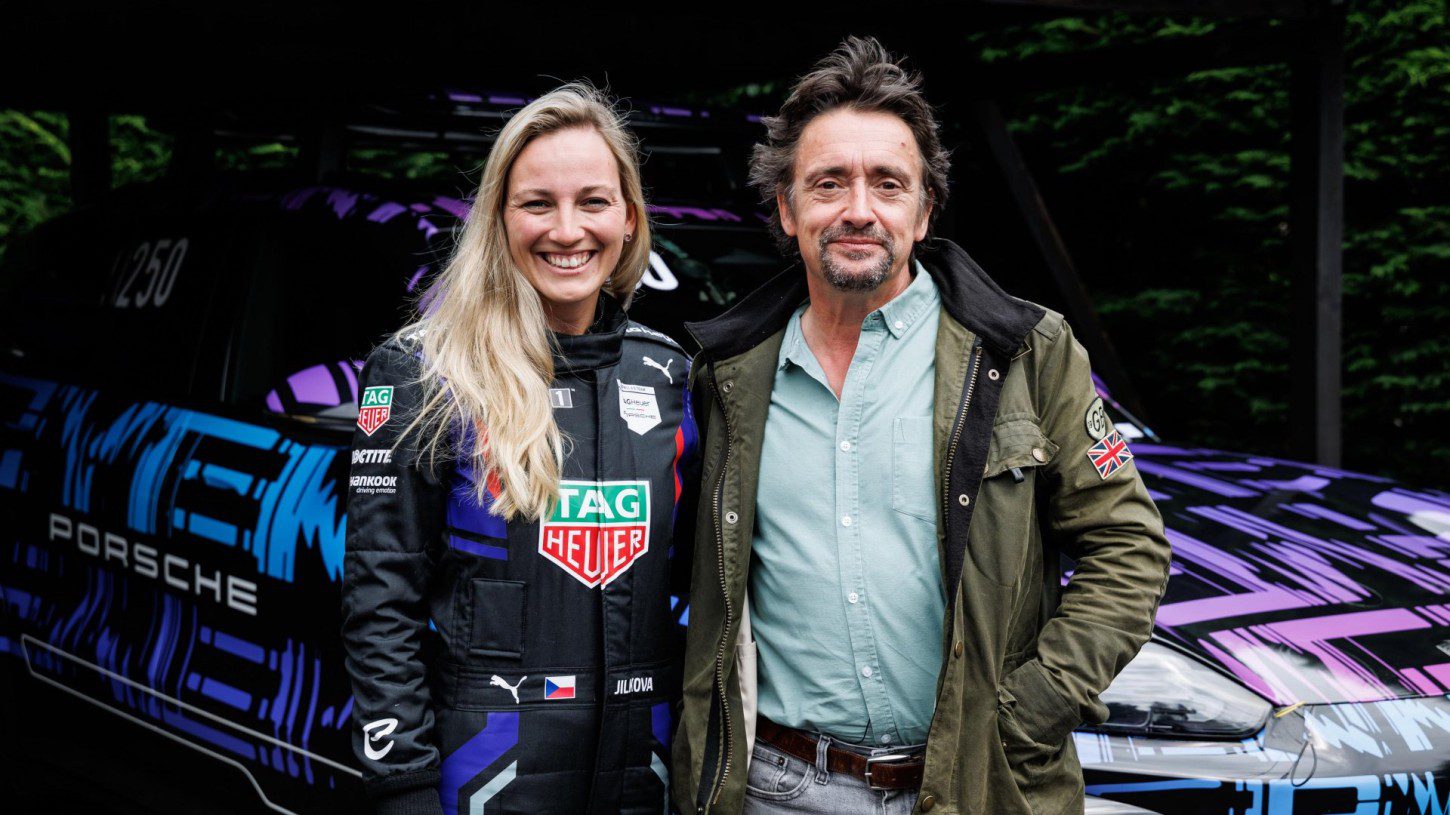 Coureur Gabriela Jílková en presentator Richard Hammond reden met de Porsche Cayenne Electric