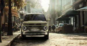 kleine elektrische auto Hyundai Inster in smalle straat