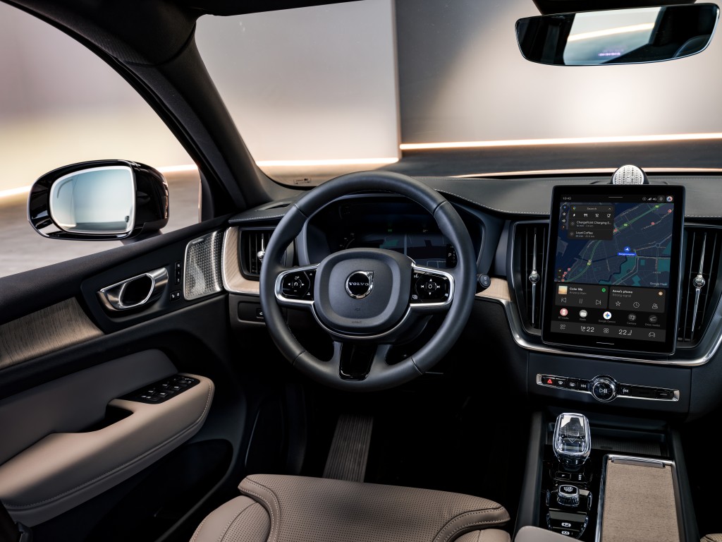 De nieuwe Volvo XC60 krijgt een grotere accu, tot 200 km elektrisch bereik en nieuwe techniek. Bekijk de prijzen en verschillen met de oude XC60.
